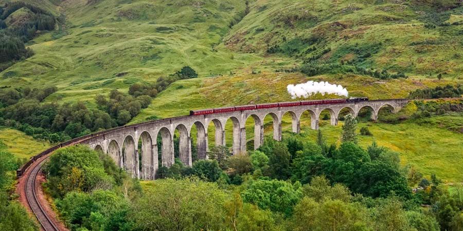 Jacobite train on viaduct