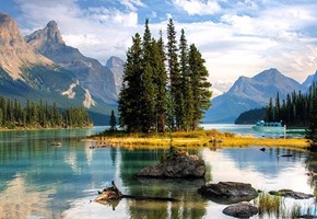 Visiting Alberta: 5 Places to Visit on a Canadian Rockies Train Trip